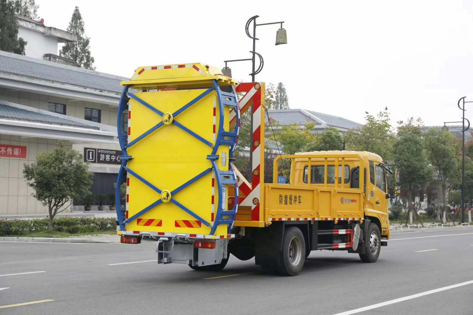 廣東汕頭南澳江鈴防撞緩沖車部署，為道路施工與緊急救援筑牢安全屏障