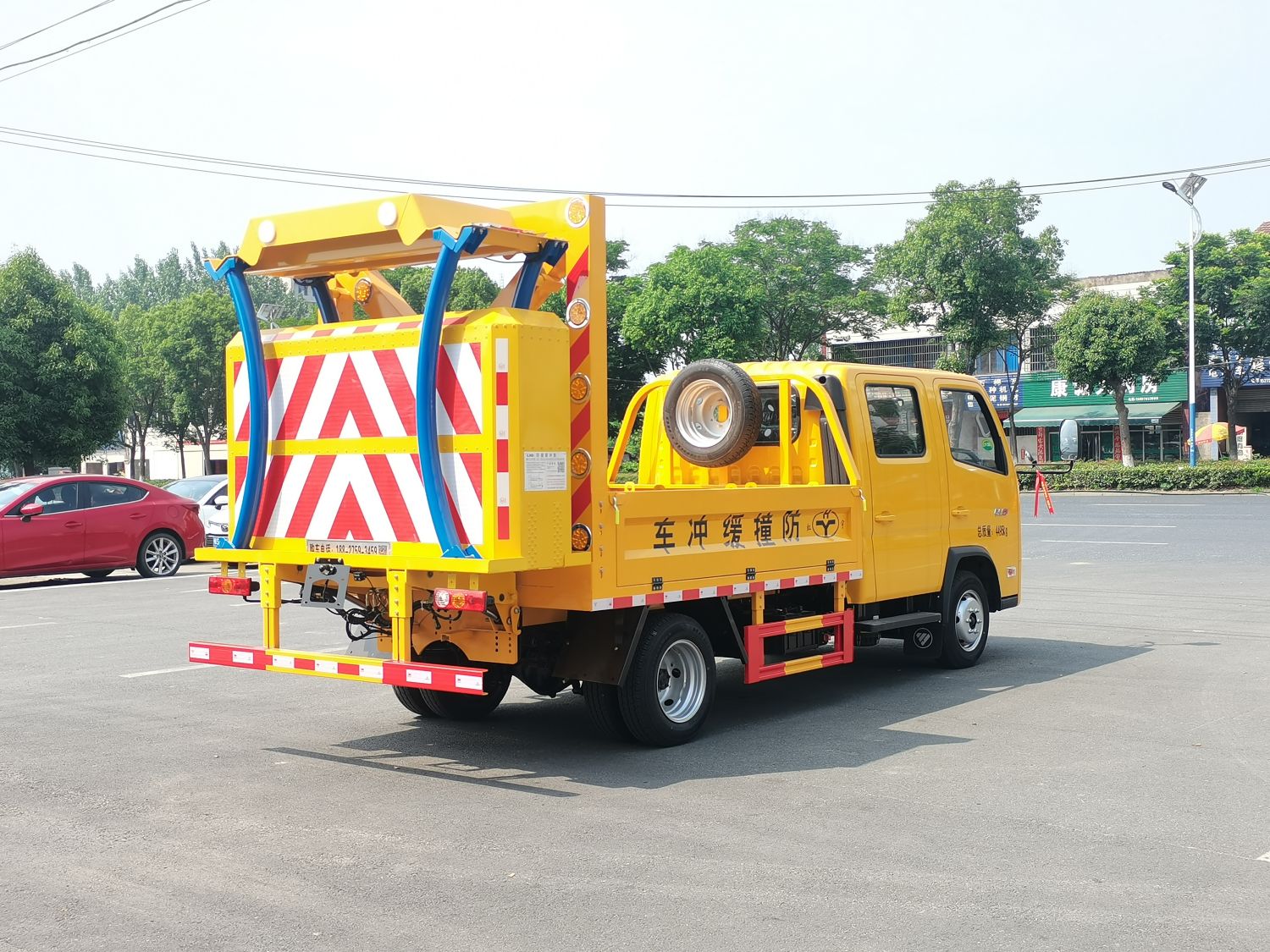 福田領(lǐng)航70K防撞緩沖車 資質(zhì)齊全、質(zhì)量過(guò)硬的專業(yè)道路守護(hù)者